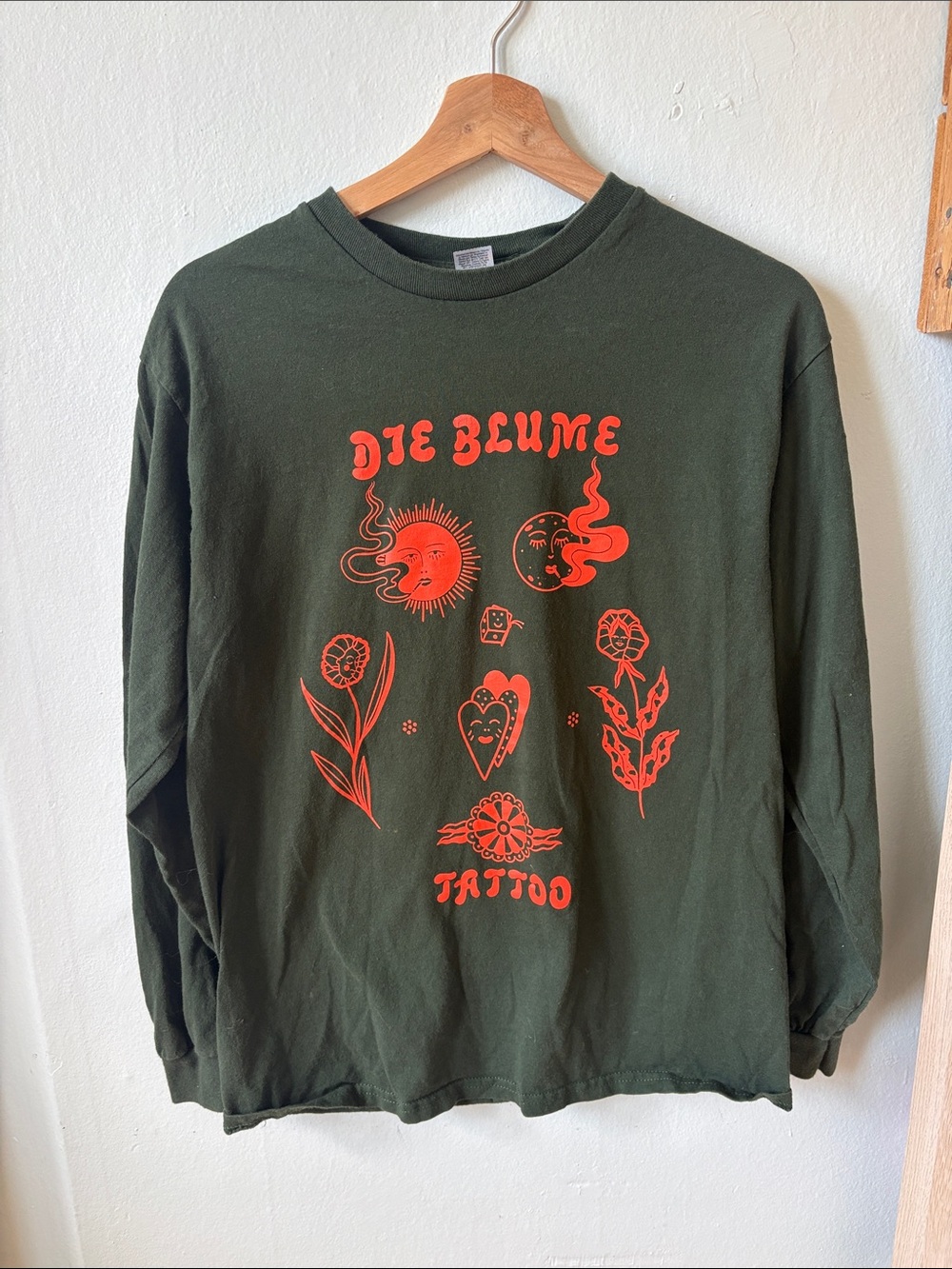 Source Unknown Dark Green Long Sleeve Shirt with Orange Graphic
